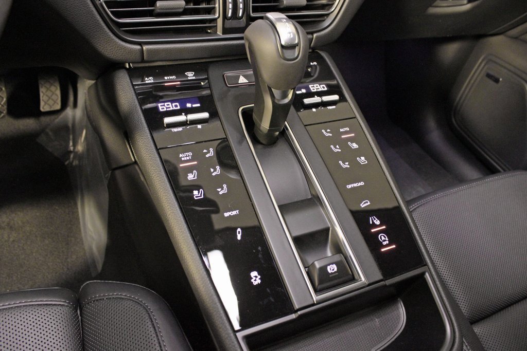 Used 2025 Porsche Macan image 29