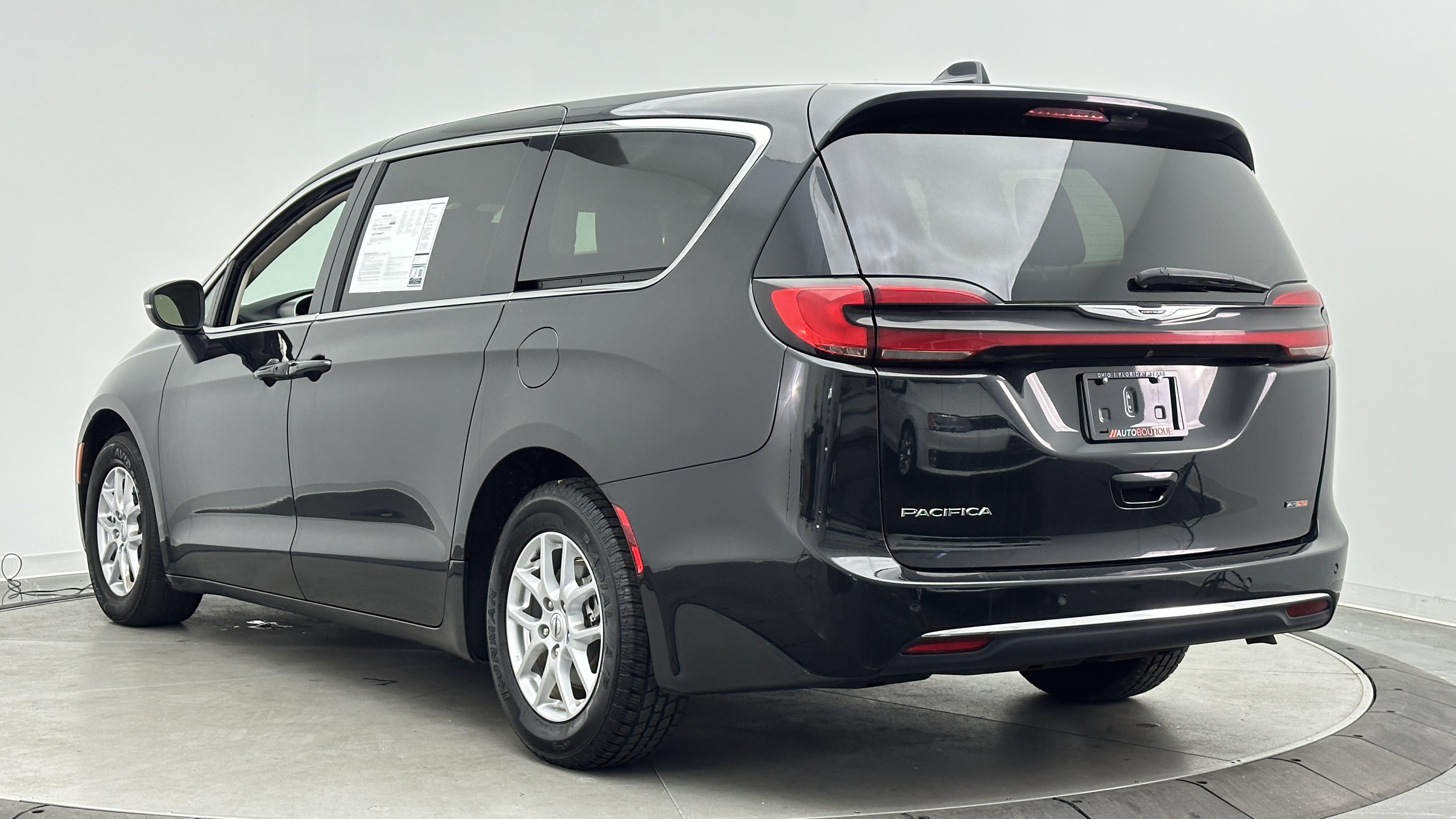 Used 2023 Chrysler Pacifica Touring-L FWD image 4