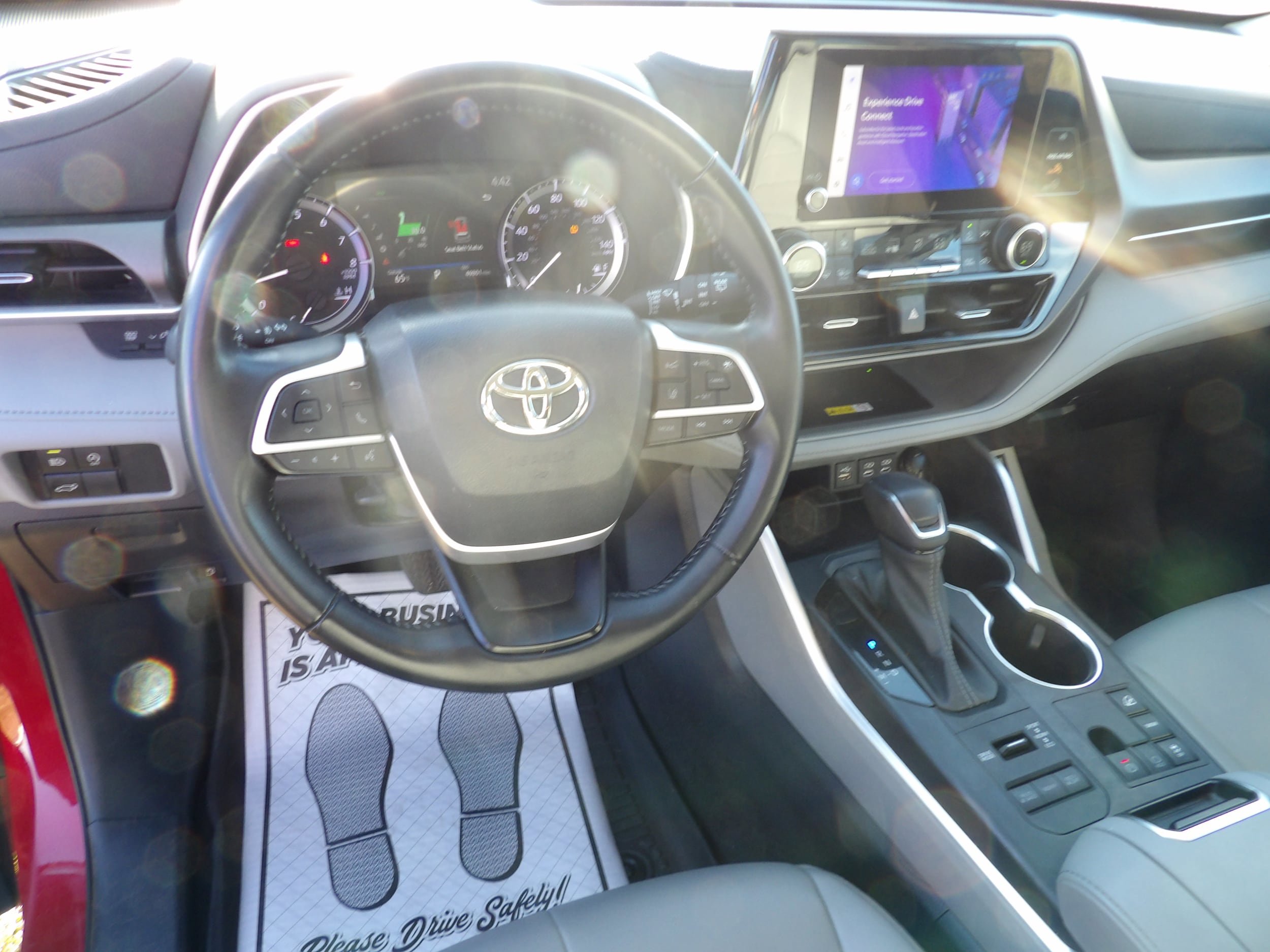 Used 2023 Toyota Highlander XLE AWD/4WD image 16