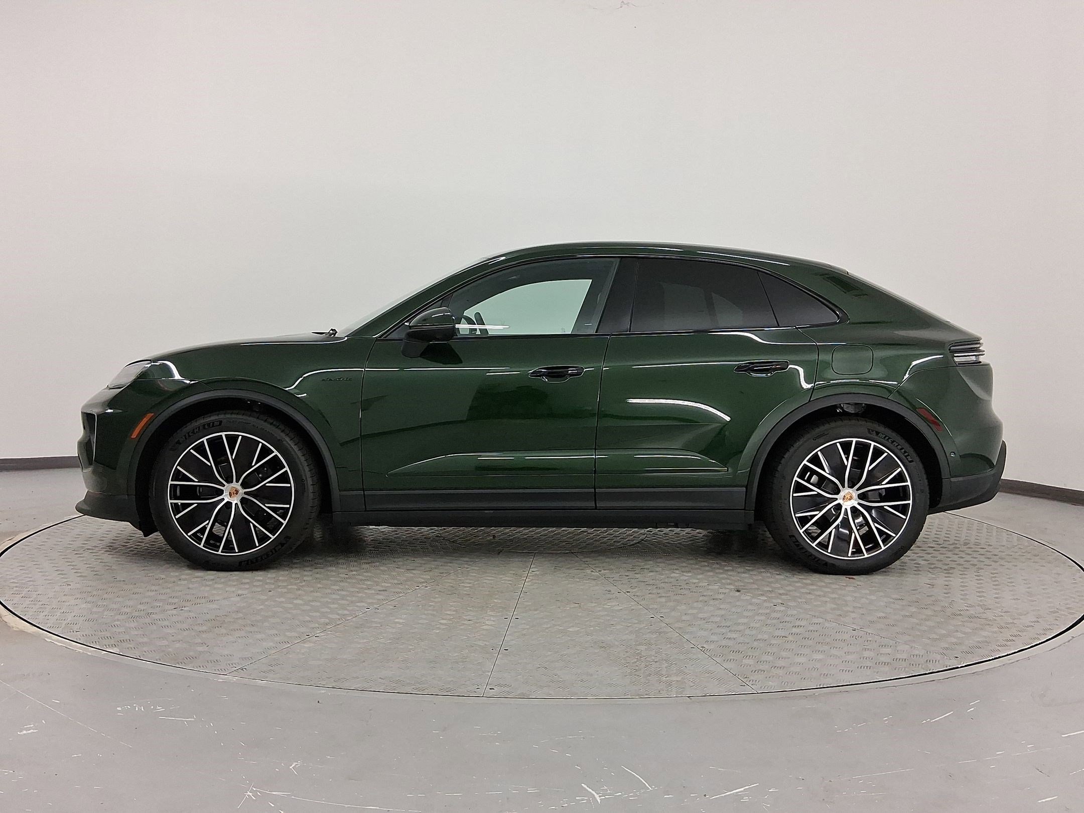 Used 2026 Porsche Macan image 2
