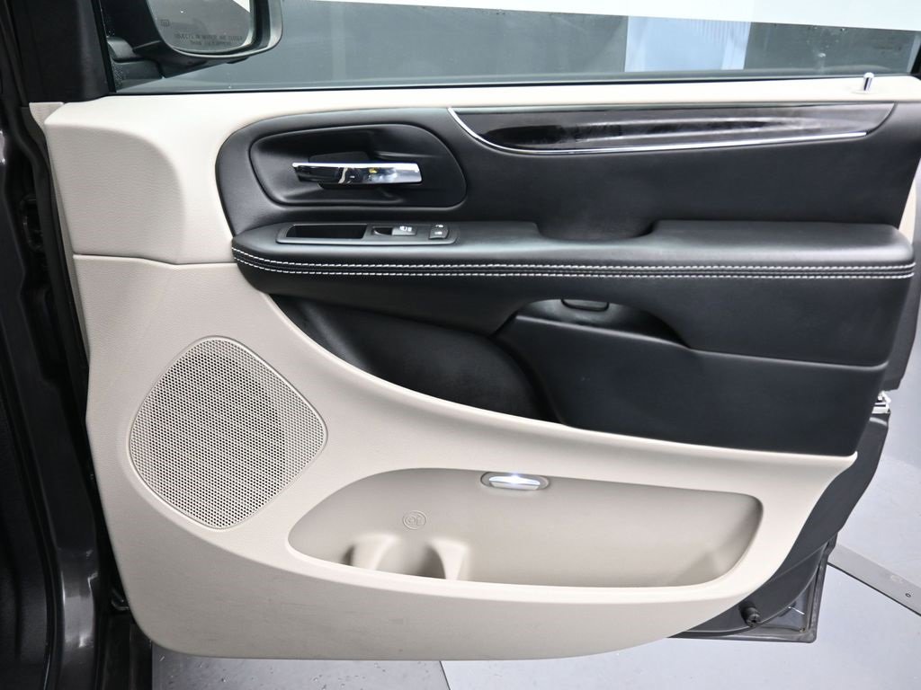 Used 2016 Dodge Grand Caravan SE image 44