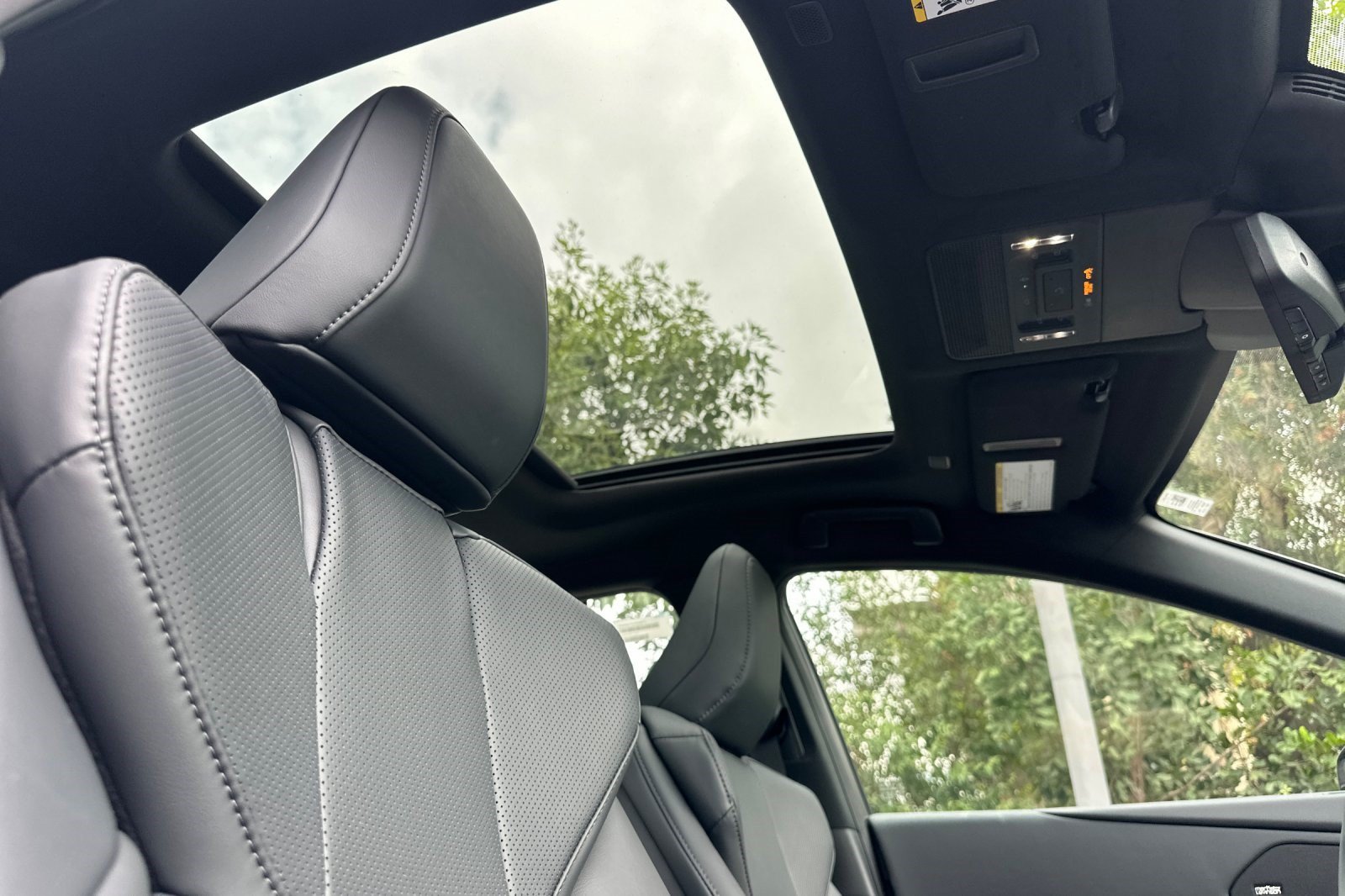 New 2026 Lexus ES 350e w/ Executive Package FWD image 22