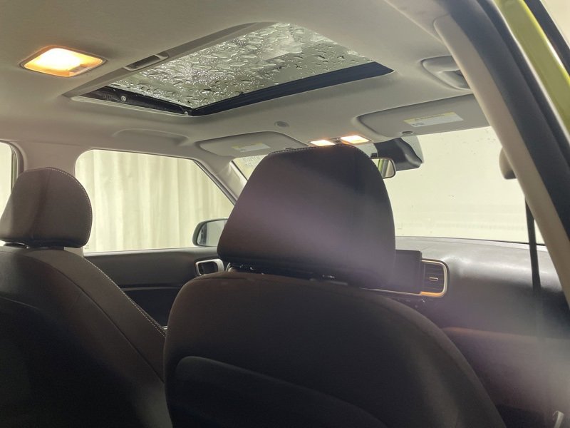 Used 2023 Hyundai Venue SEL image 12