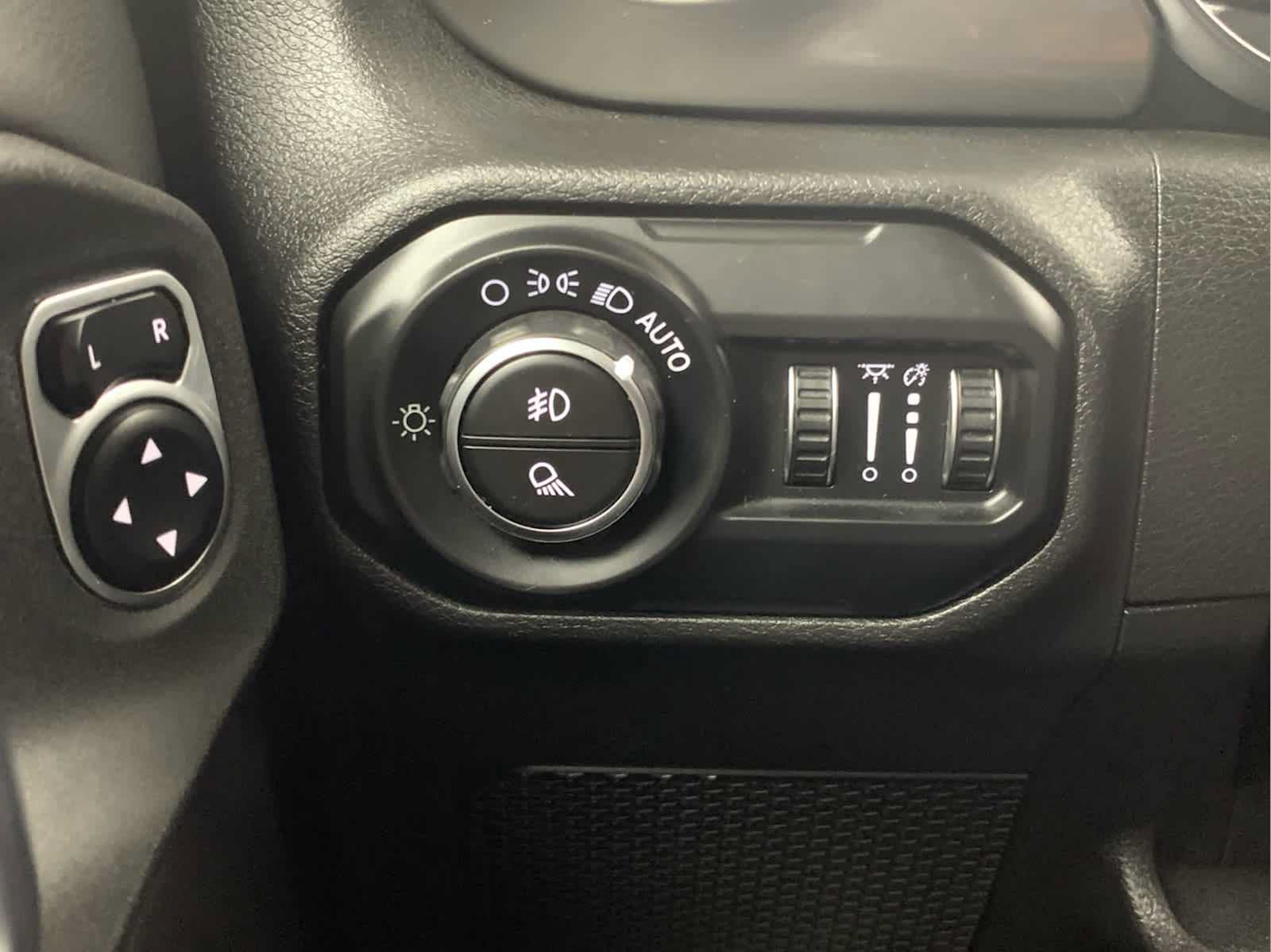 Used 2020 Jeep Gladiator Overland AWD/4WD image 29