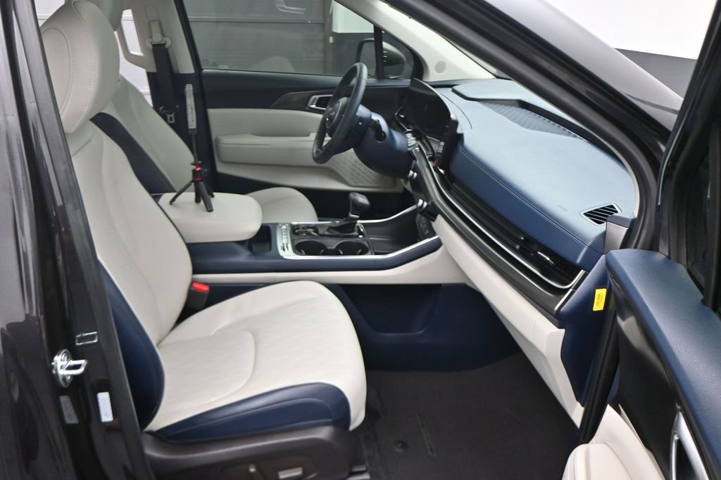 Used 2026 Kia Carnival SX w/ SX Dark Edition Package FWD image 7