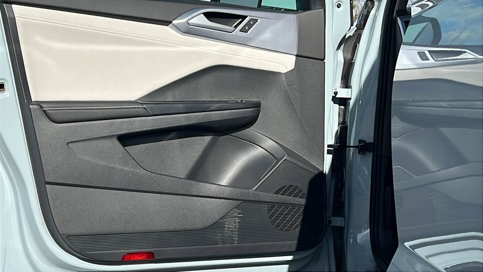 Used 2025 Volkswagen Taos SE w/ Panoramic Sunroof Package image 23