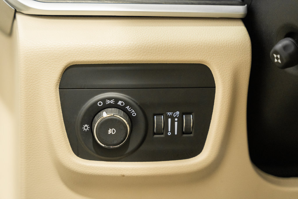 Certified 2023 Jeep Grand Cherokee L Limited w/ Luxury Tech Group II AWD/4WD image 44
