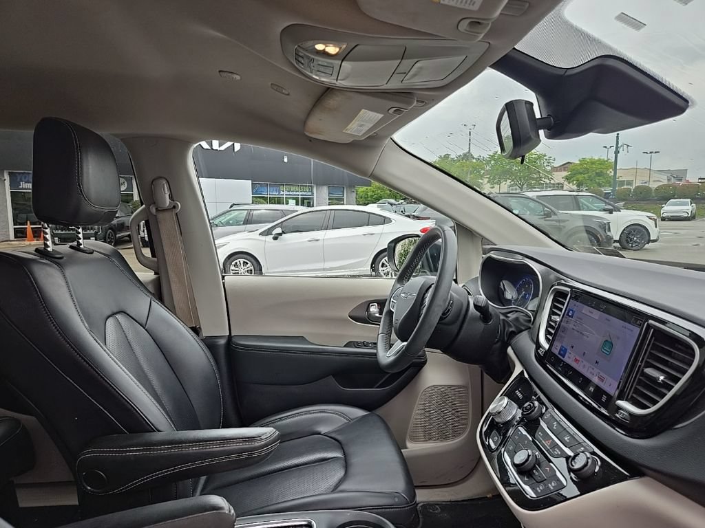 Used 2023 Chrysler Pacifica Touring-L FWD image 34