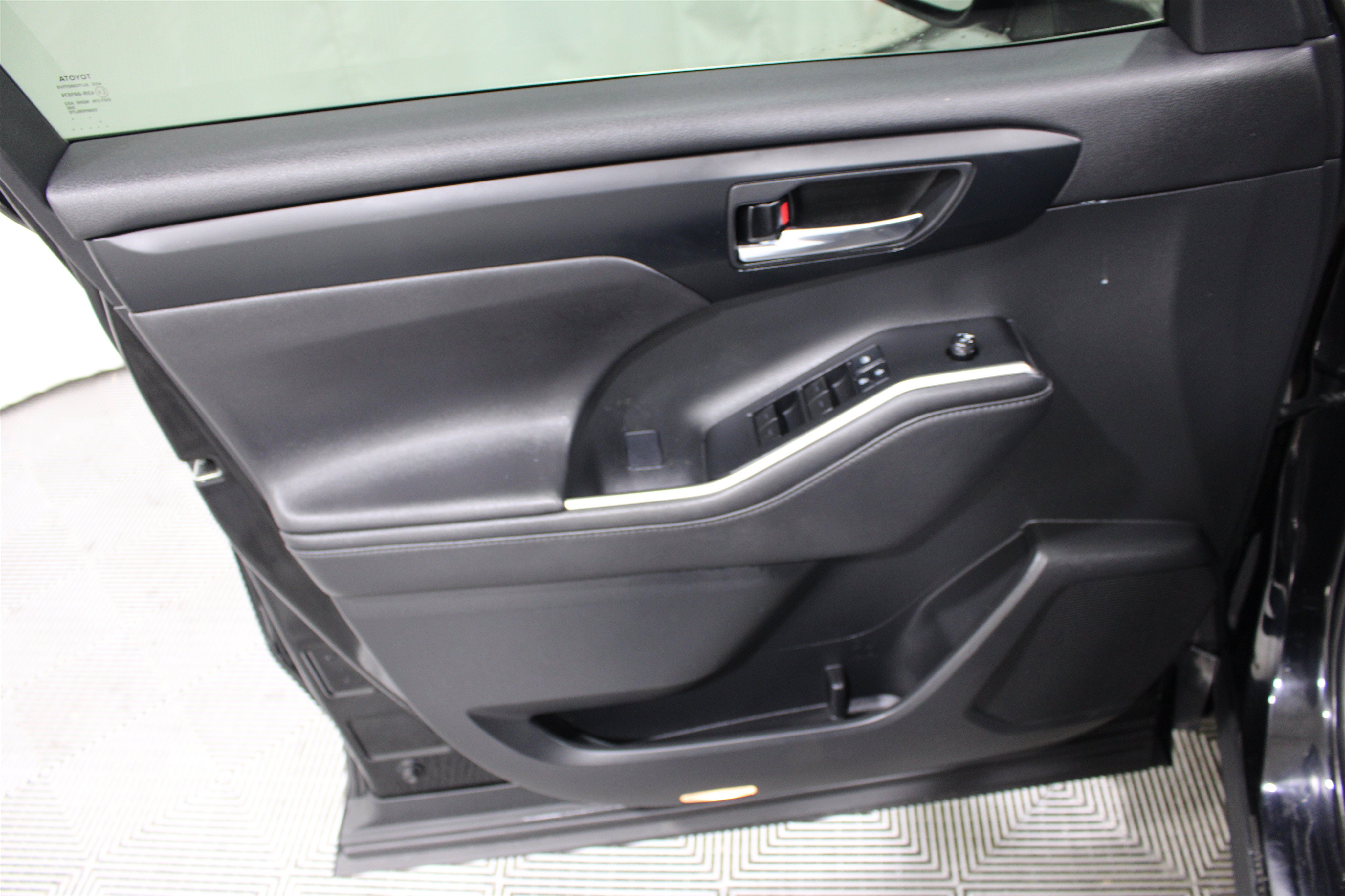 Used 2020 Toyota Highlander XLE AWD/4WD image 5