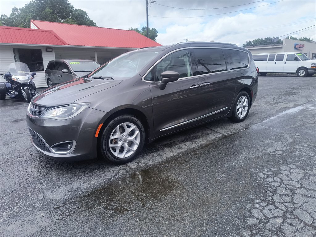Used 2018 Chrysler Pacifica Touring-L Plus FWD image 1