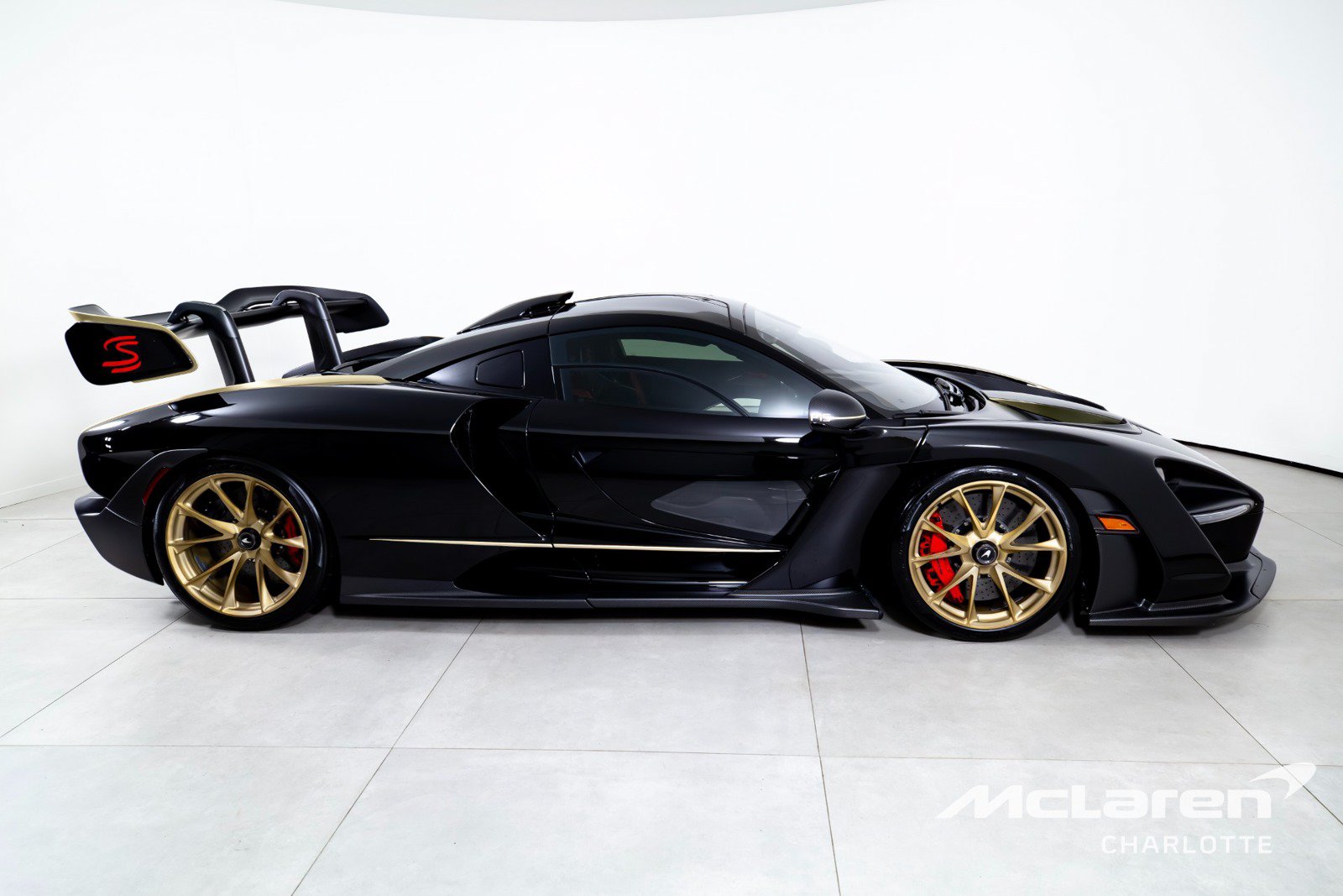 Used 2019 McLaren Senna RWD image 10