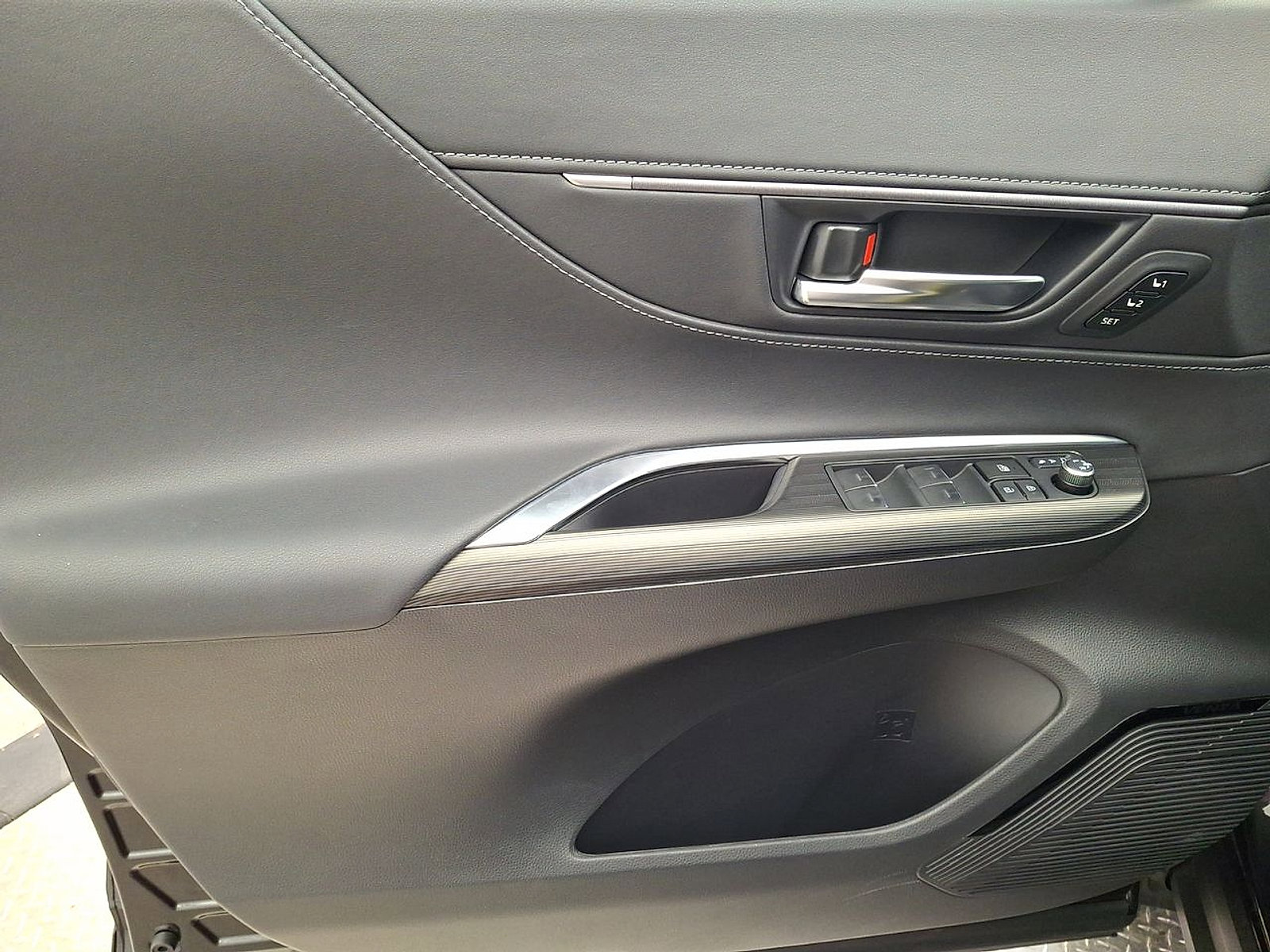 Certified 2024 Toyota Venza Nightshade image 10