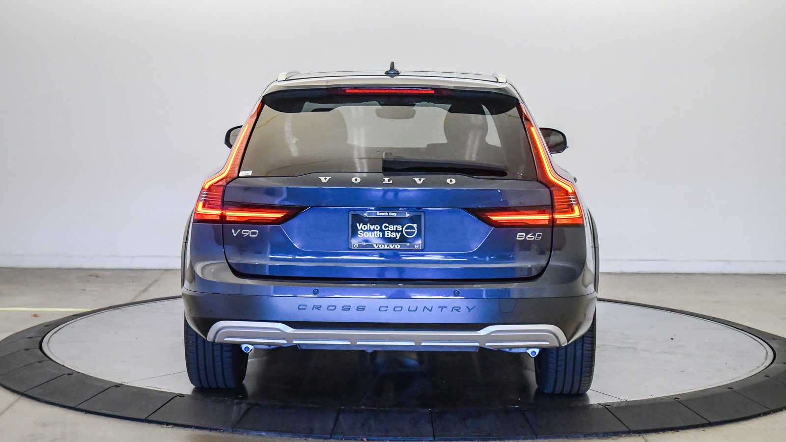Certified 2025 Volvo V90 B6 Cross Country Plus AWD/4WD image 3