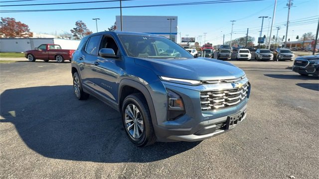 Used 2025 Chevrolet Equinox LT image 2