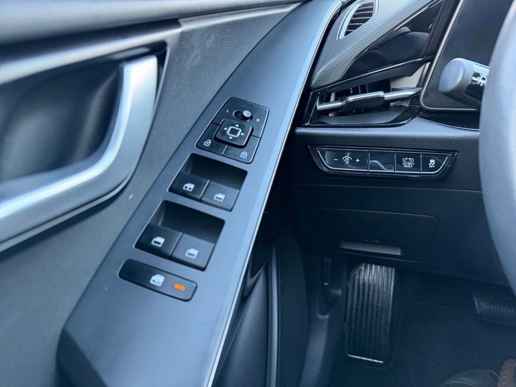 Used 2023 Kia Niro EX image 17