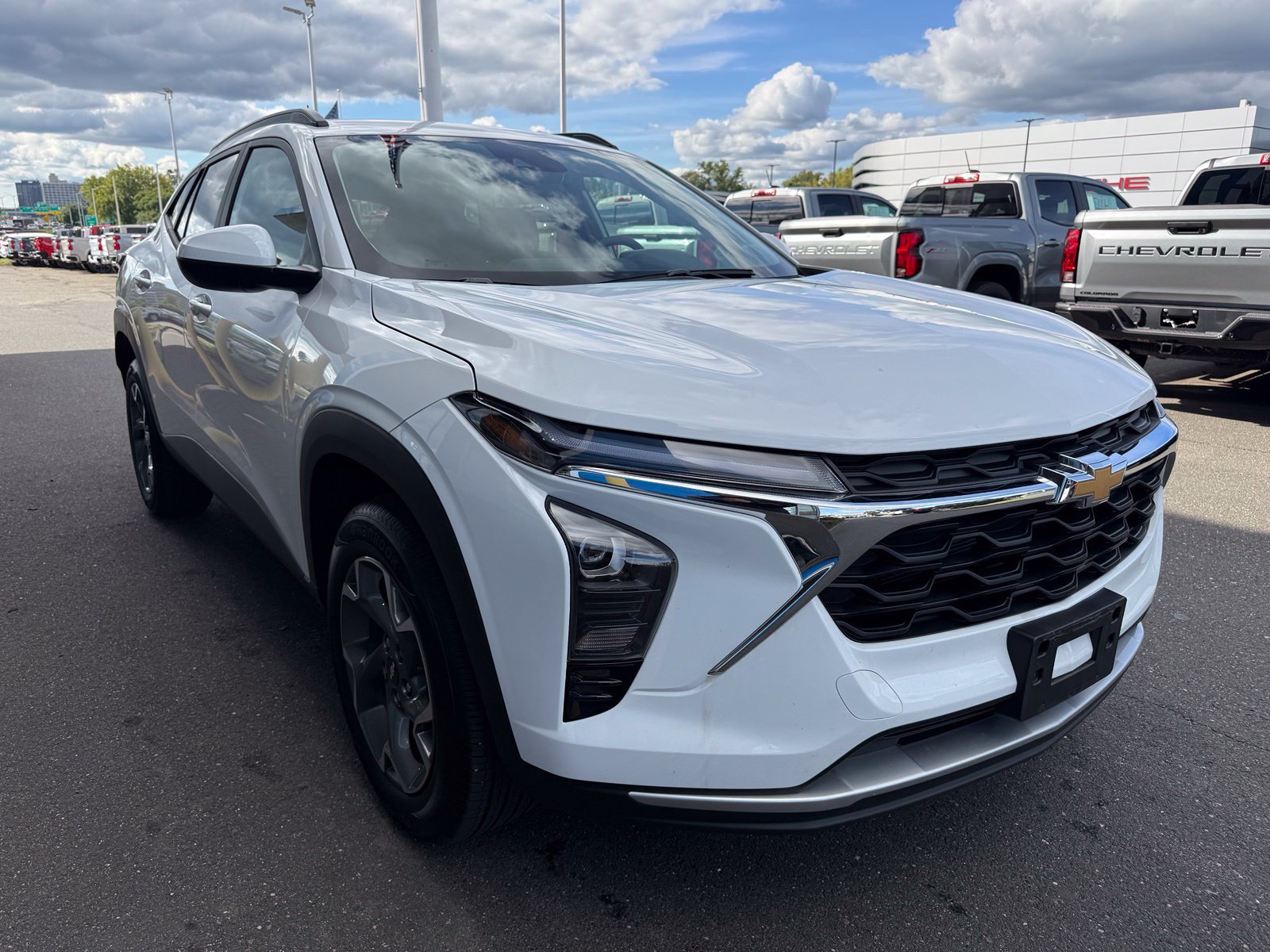 Used 2025 Chevrolet Trax LT FWD image 4
