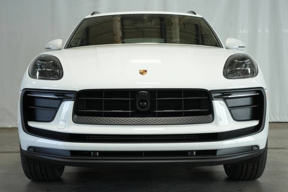 Certified 2025 Porsche Macan AWD/4WD image 11