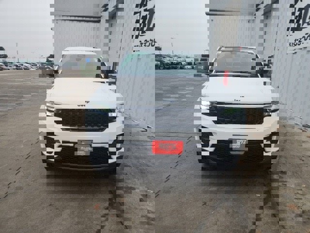 New 2025 Jeep Grand Cherokee Altitude image 8