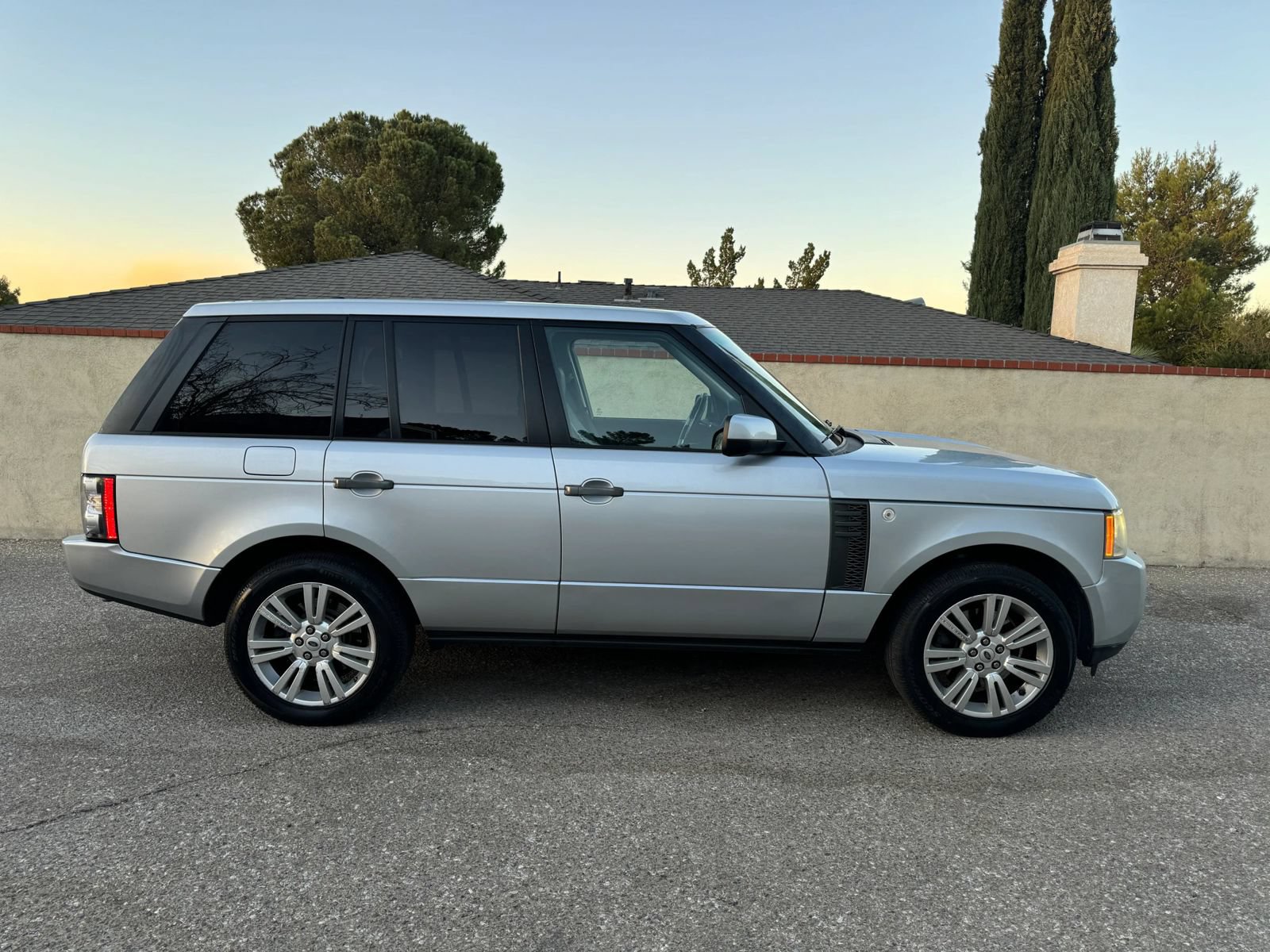 Used 2011 Land Rover Range Rover HSE LUX AWD/4WD image 3