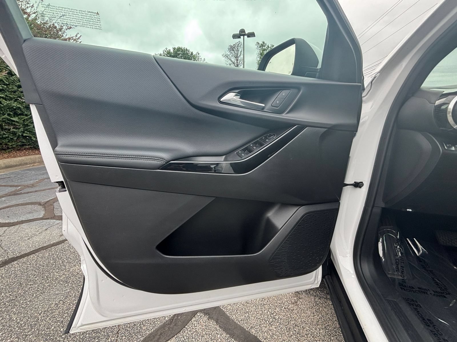 Used 2025 Chevrolet Equinox LT FWD image 18