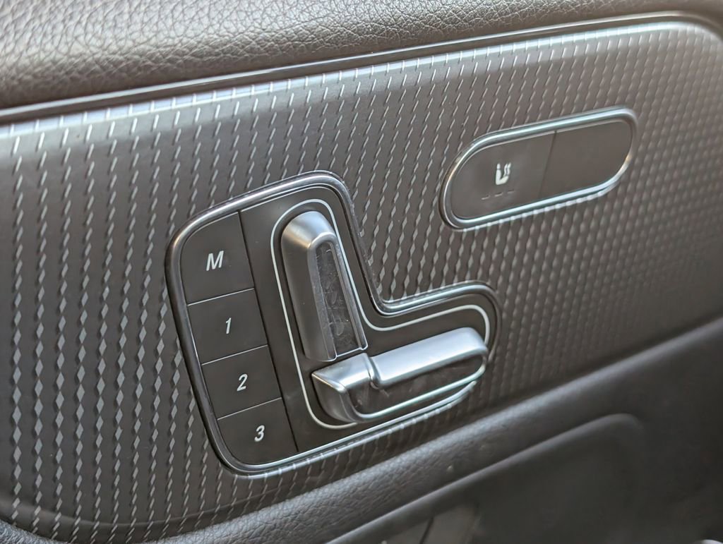 Used 2020 Mercedes-Benz GLB 250 4MATIC w/ Premium Package image 29