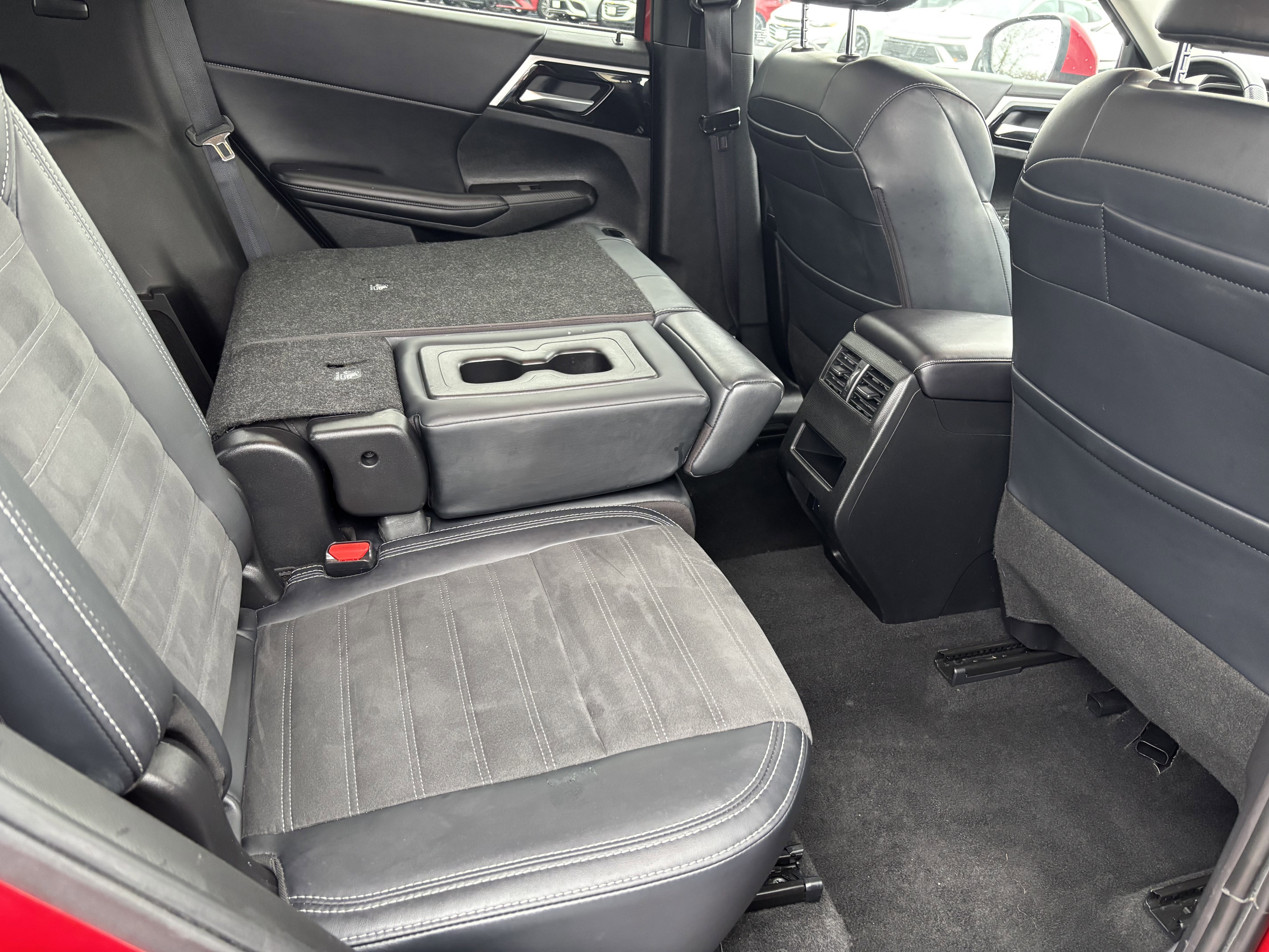 Used 2024 Mitsubishi Outlander SE image 31