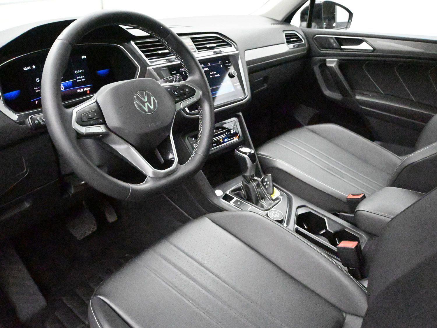 Certified 2022 Volkswagen Tiguan SE w/ Panoramic Sunroof Package AWD/4WD image 2