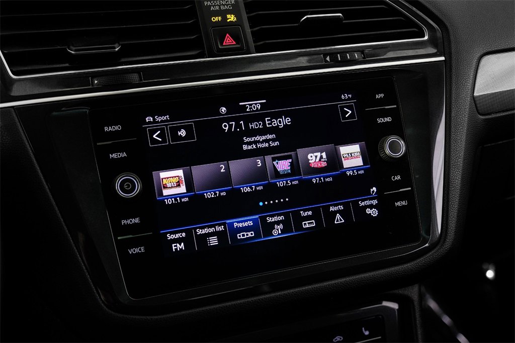 Used 2022 Volkswagen Tiguan SE image 32