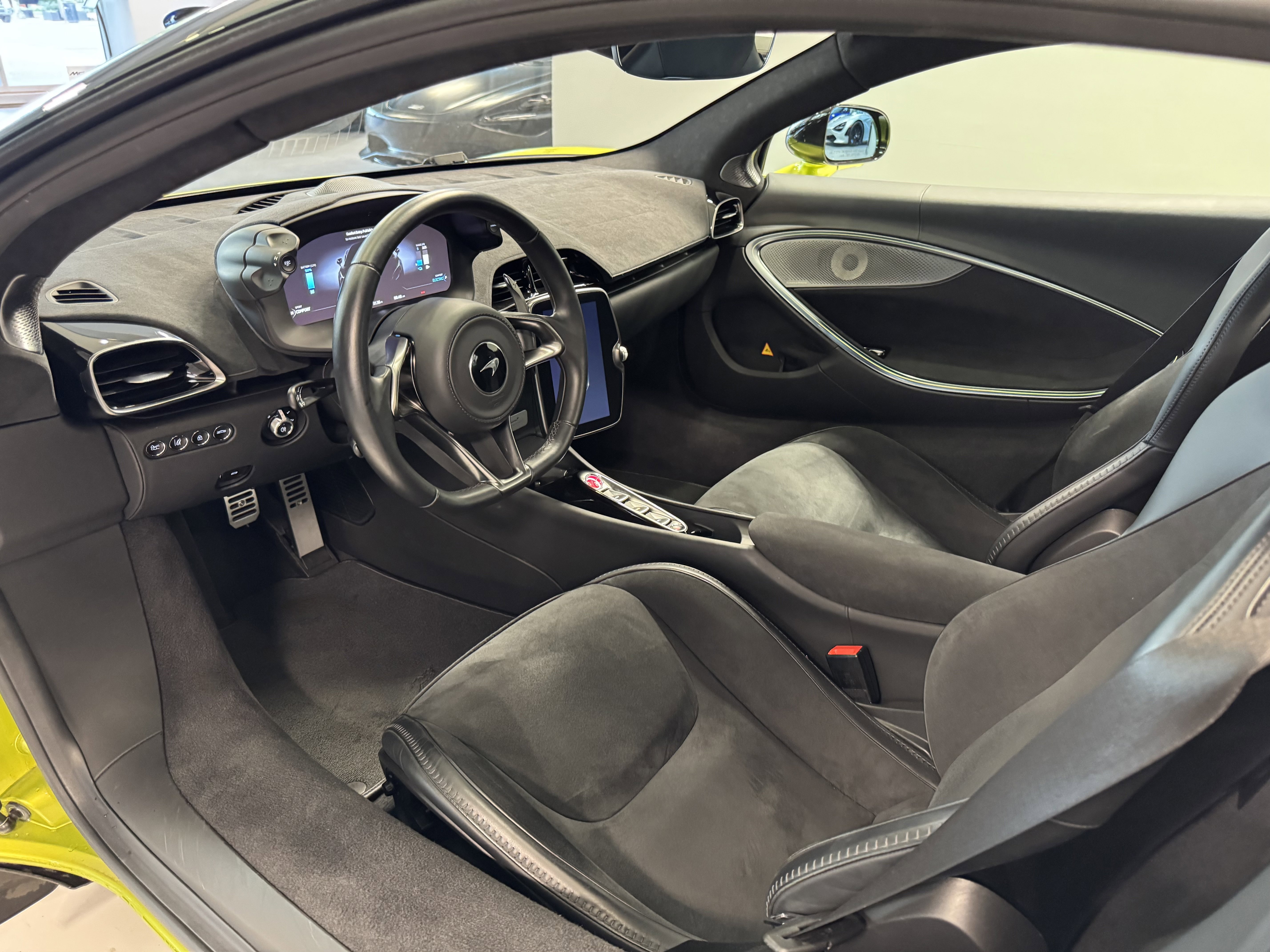 Used 2023 McLaren Artura image 9