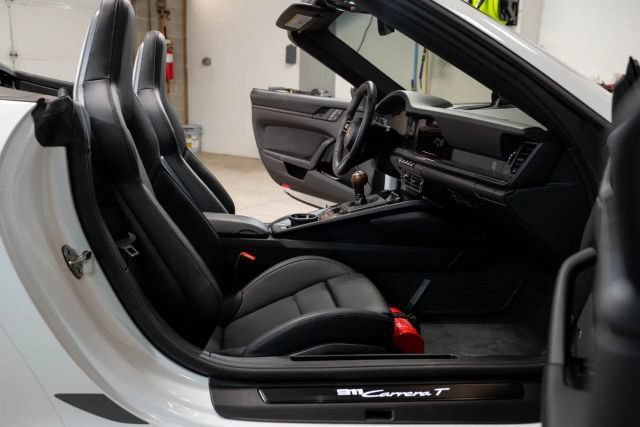 Used 2025 Porsche 911 Carrera T RWD image 19