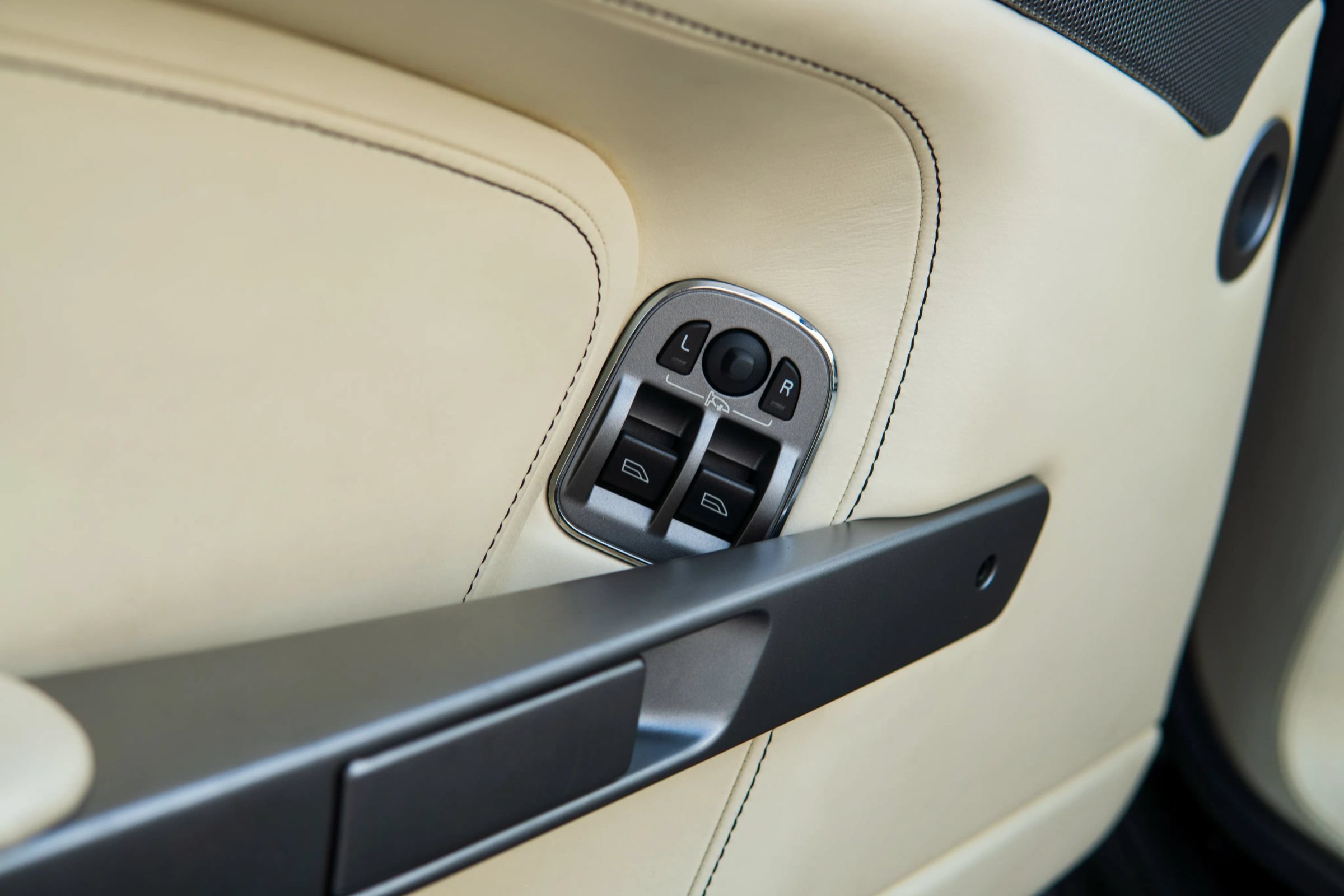 Used 2013 Aston Martin V8 Vantage Roadster RWD image 23