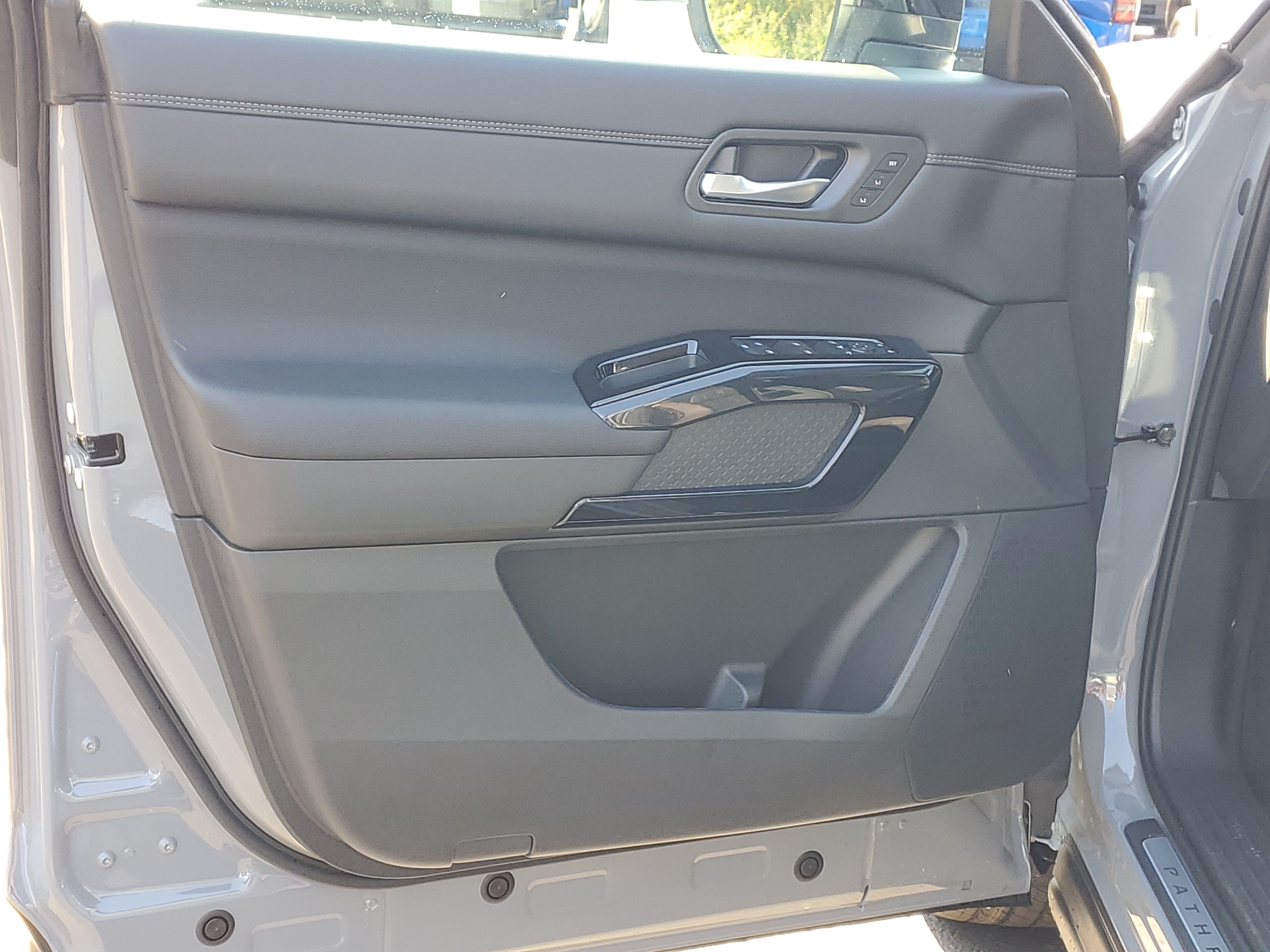 New 2026 Nissan Pathfinder Platinum AWD/4WD image 23