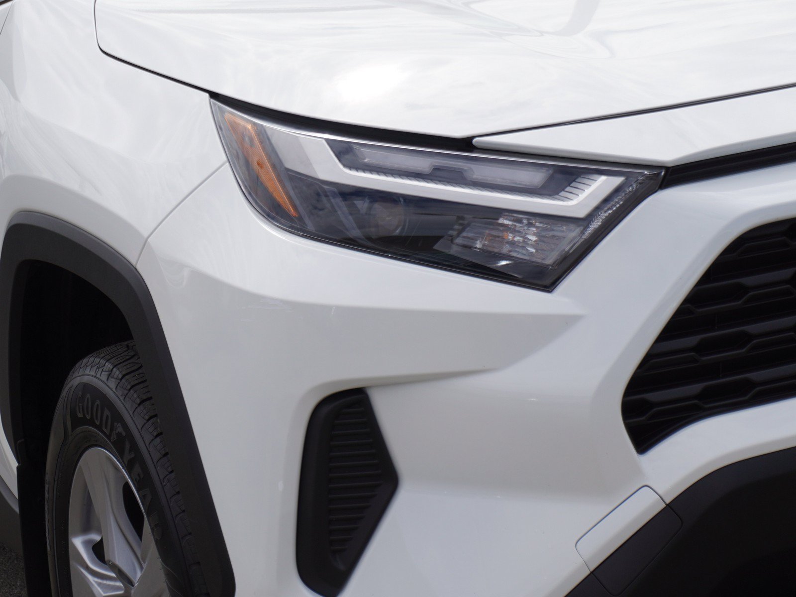 Used 2025 Toyota RAV4 XLE w/ Convenience Package AWD/4WD image 3