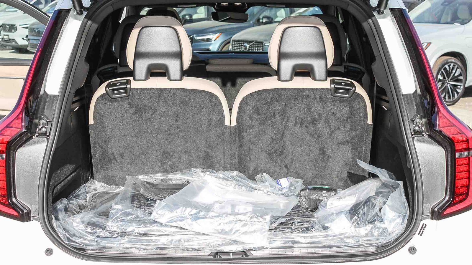 New 2026 Volvo XC90 T8 Plus w/ Protection Package Premier AWD/4WD image 13