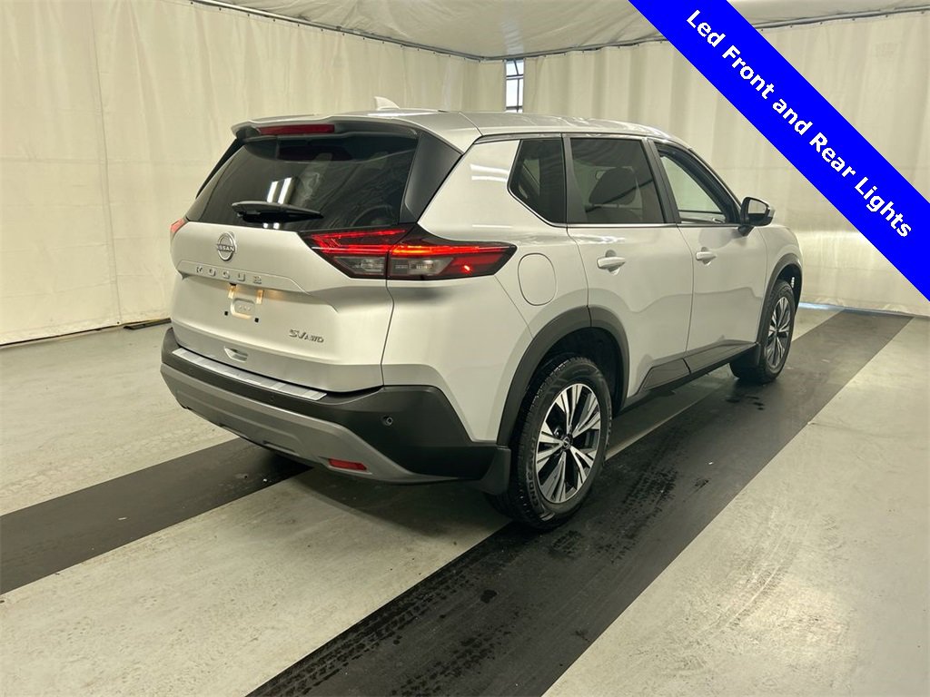 Used 2023 Nissan Rogue SV image 2
