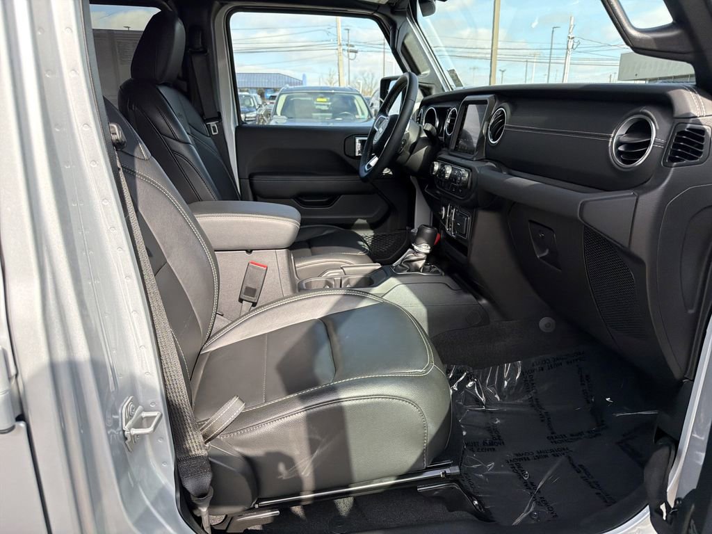 Used 2023 Jeep Wrangler Unlimited Sahara w/ Cold Weather Group AWD/4WD image 16