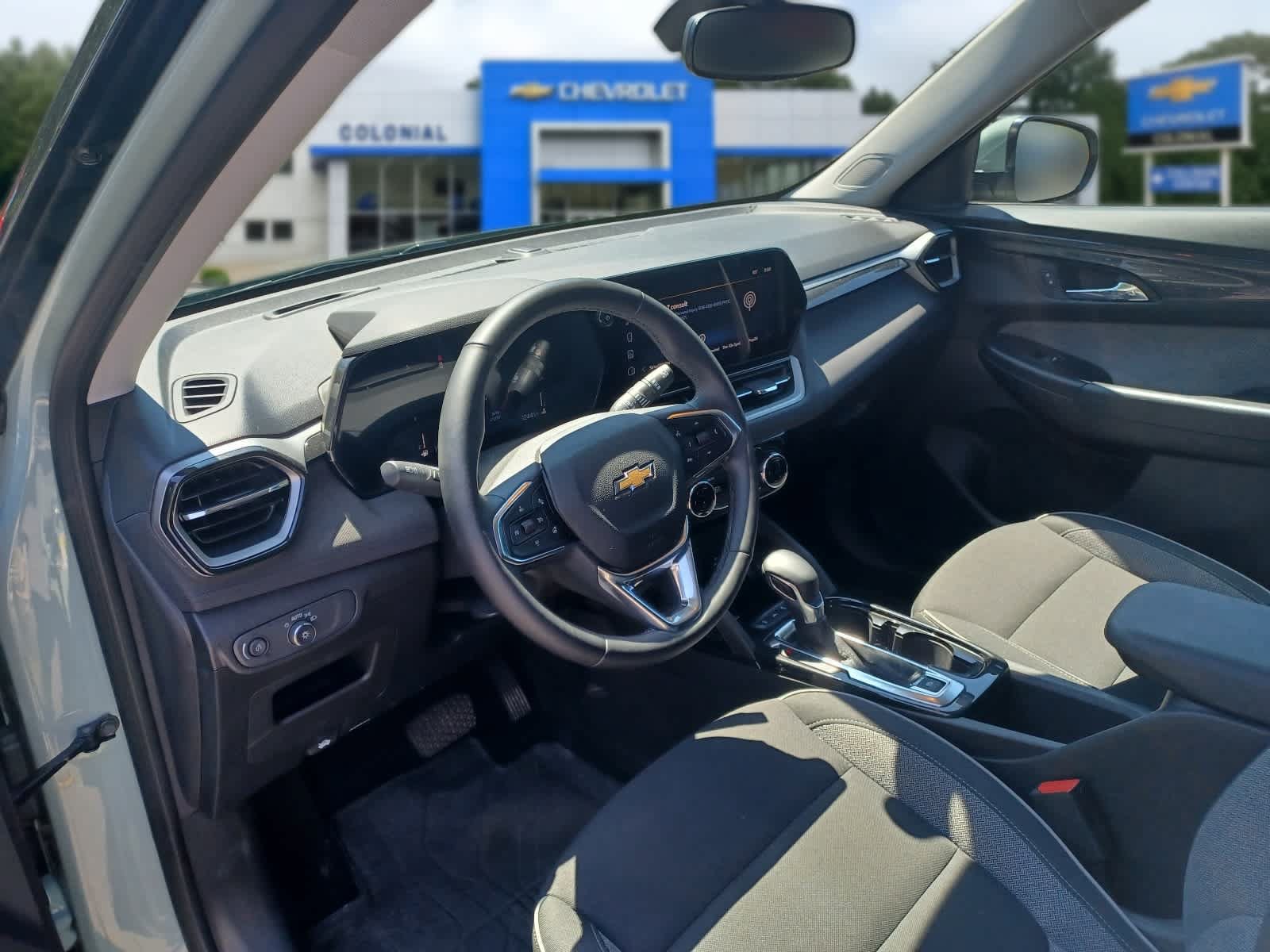 Used 2025 Chevrolet TrailBlazer LT w/ Convenience Package AWD/4WD image 8