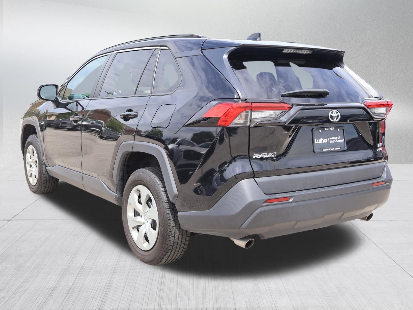 Used 2020 Toyota RAV4 LE AWD/4WD image 5