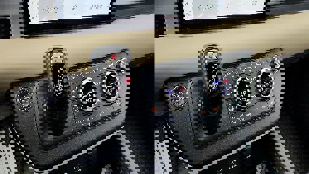 Used 2023 Land Rover Defender 110 X-Dynamic SE image 18