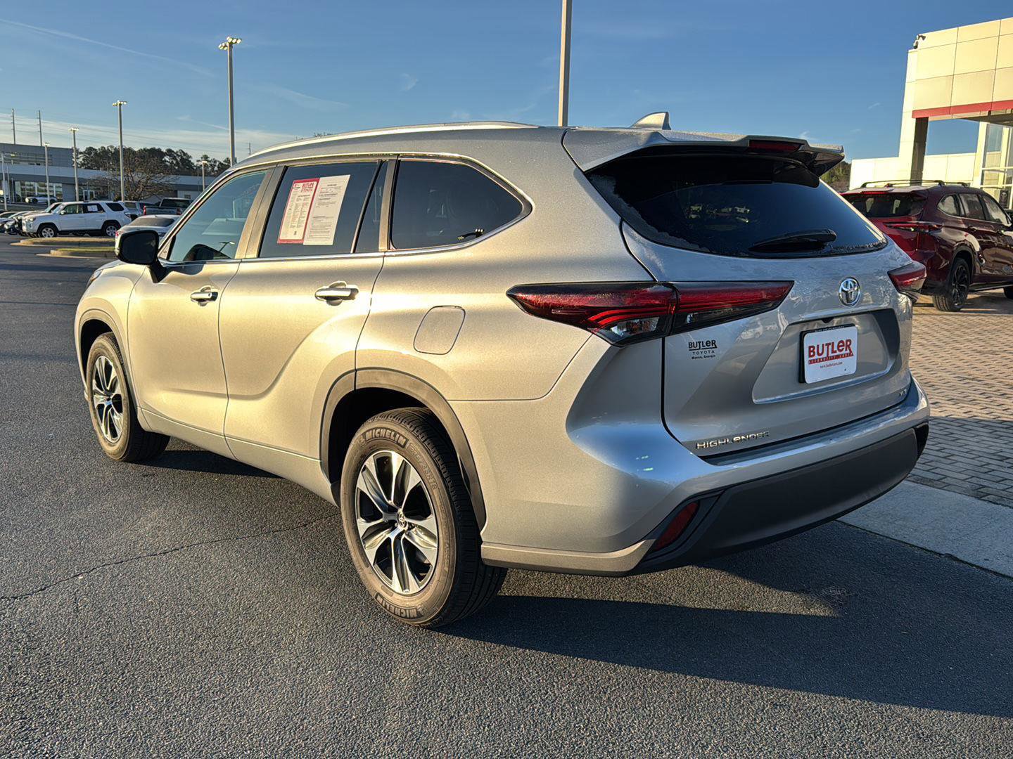 Certified 2025 Toyota Highlander XLE image 3