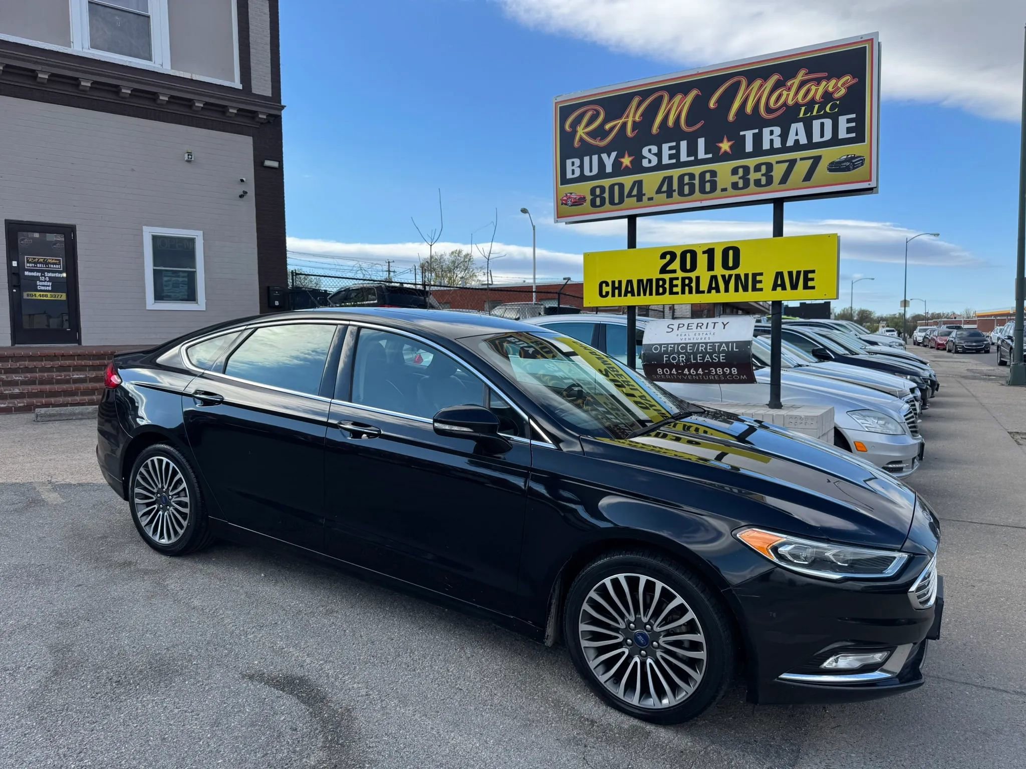 Used 2017 Ford Fusion SE w/ Fusion SE Technology Package image 2