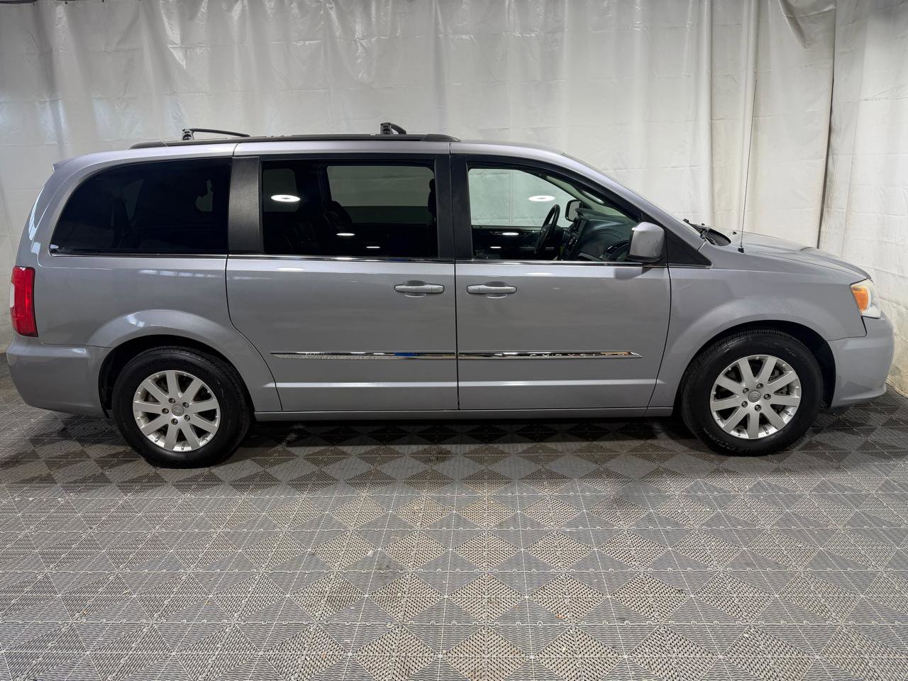 Used 2014 Chrysler Town & Country Touring FWD image 9