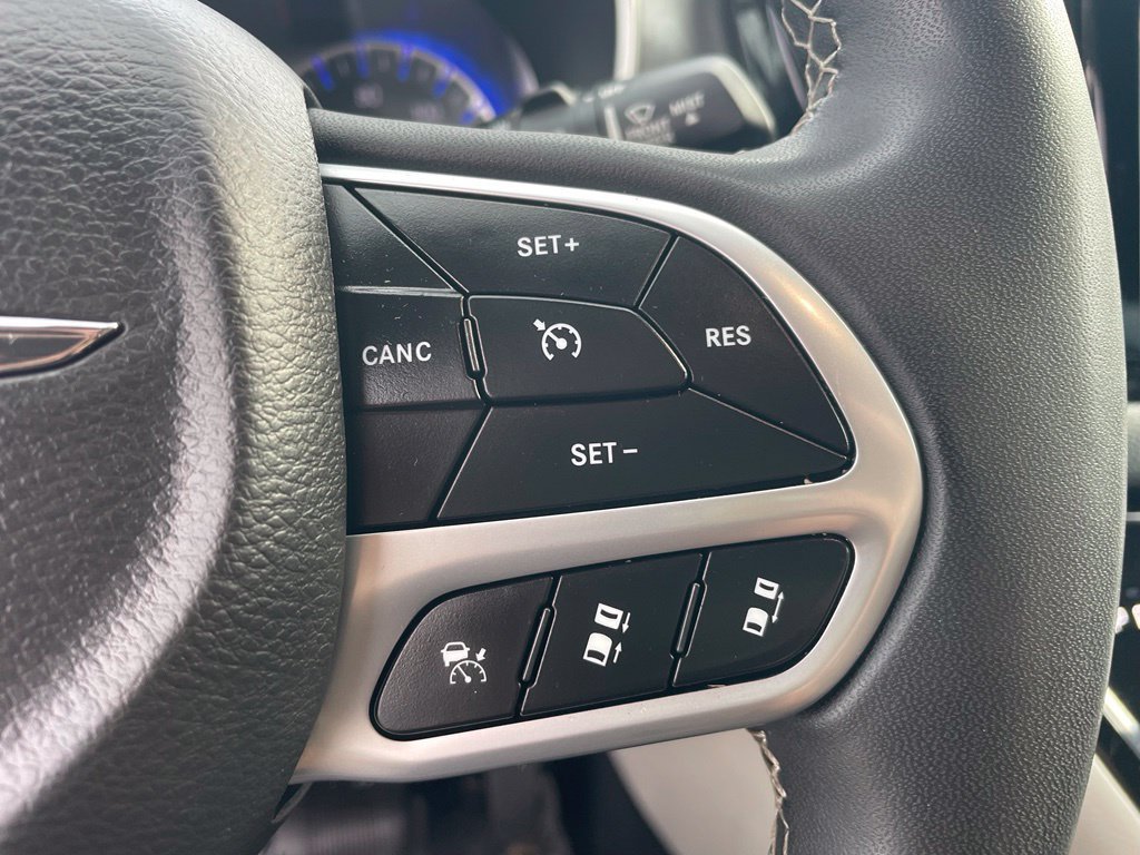 Used 2023 Chrysler Pacifica Touring-L FWD image 33