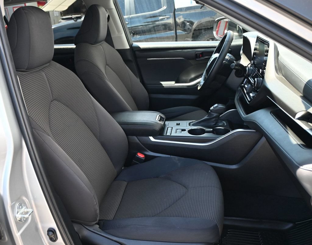 Used 2022 Toyota Highlander LE FWD image 17