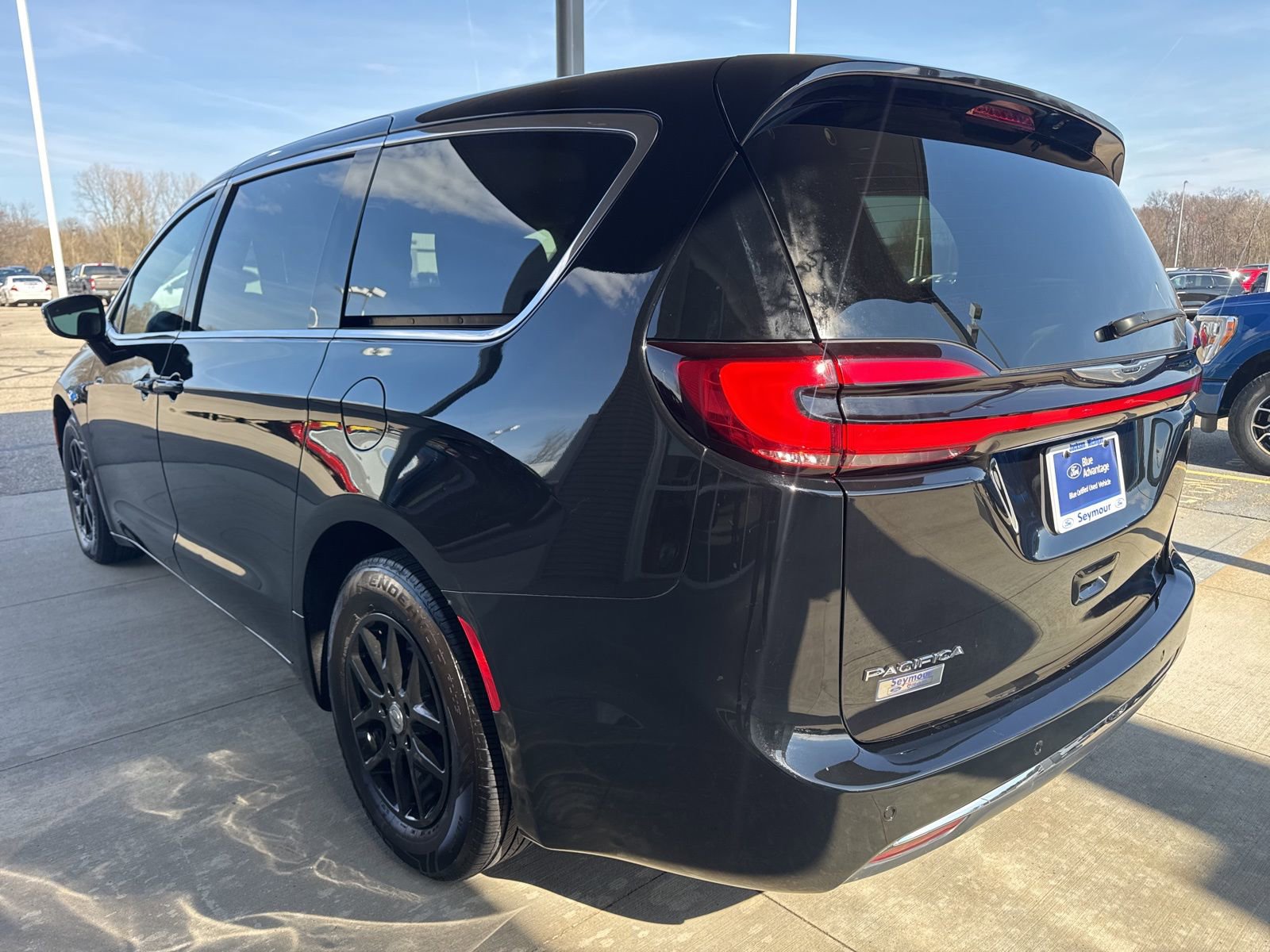 Used 2024 Chrysler Pacifica Touring-L FWD image 5