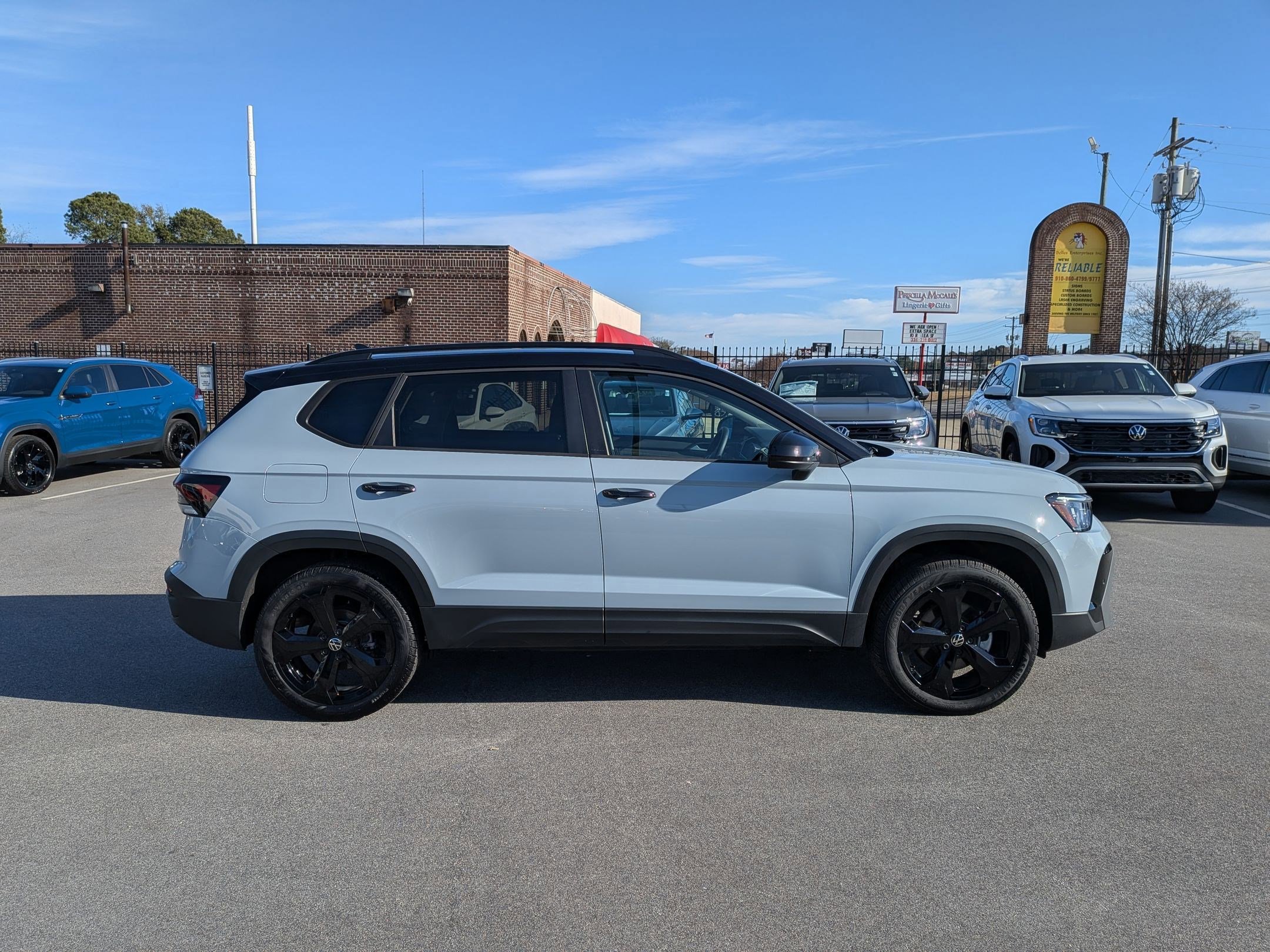 Used 2025 Volkswagen Taos SE image 2