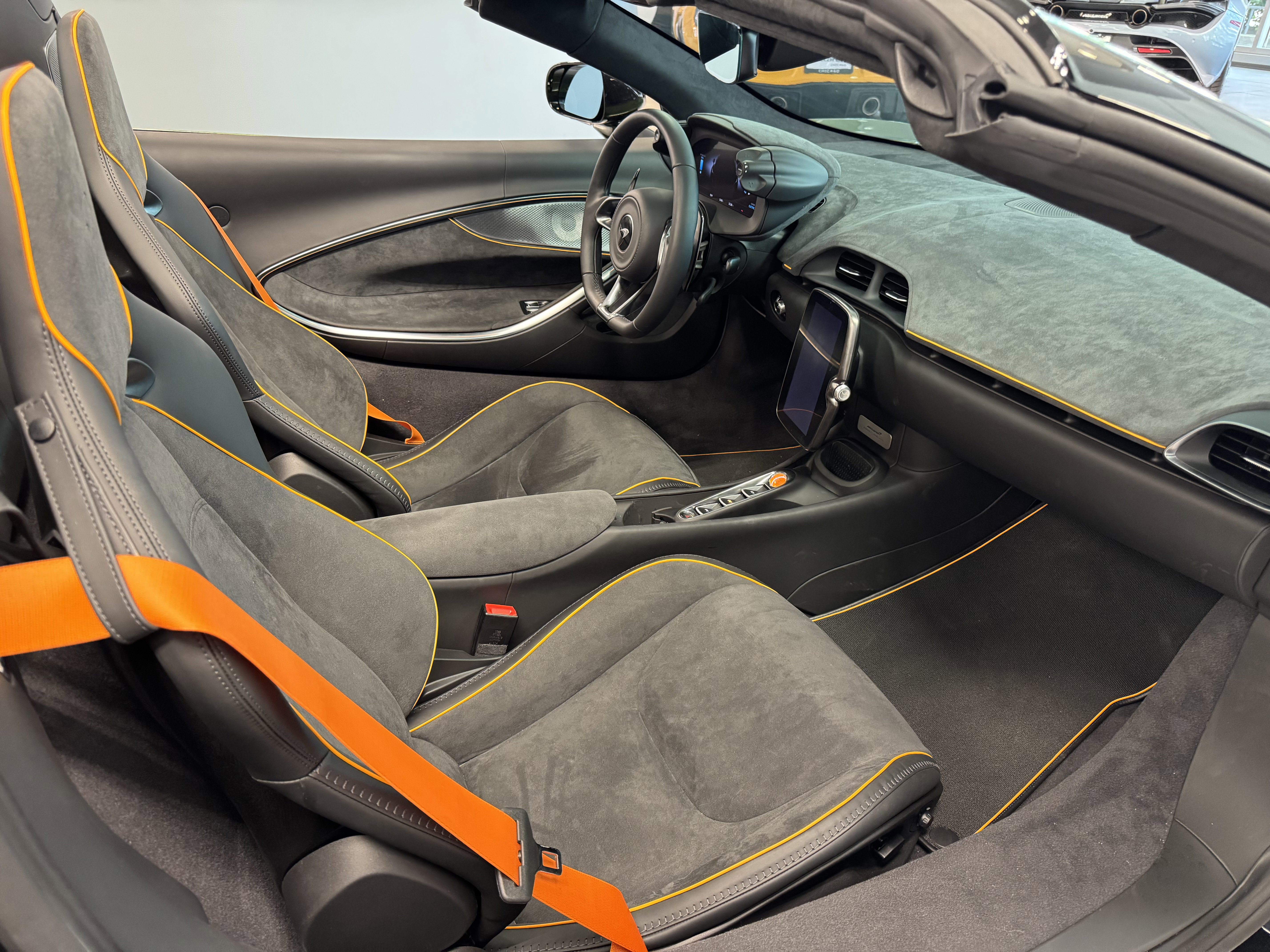 Used 2025 McLaren Artura Spider image 17