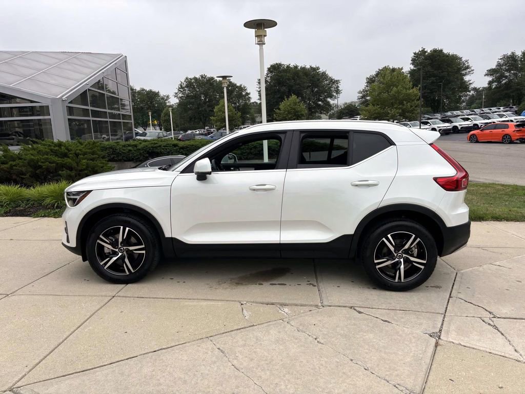 Used 2025 Volvo XC40 B5 Core image 4