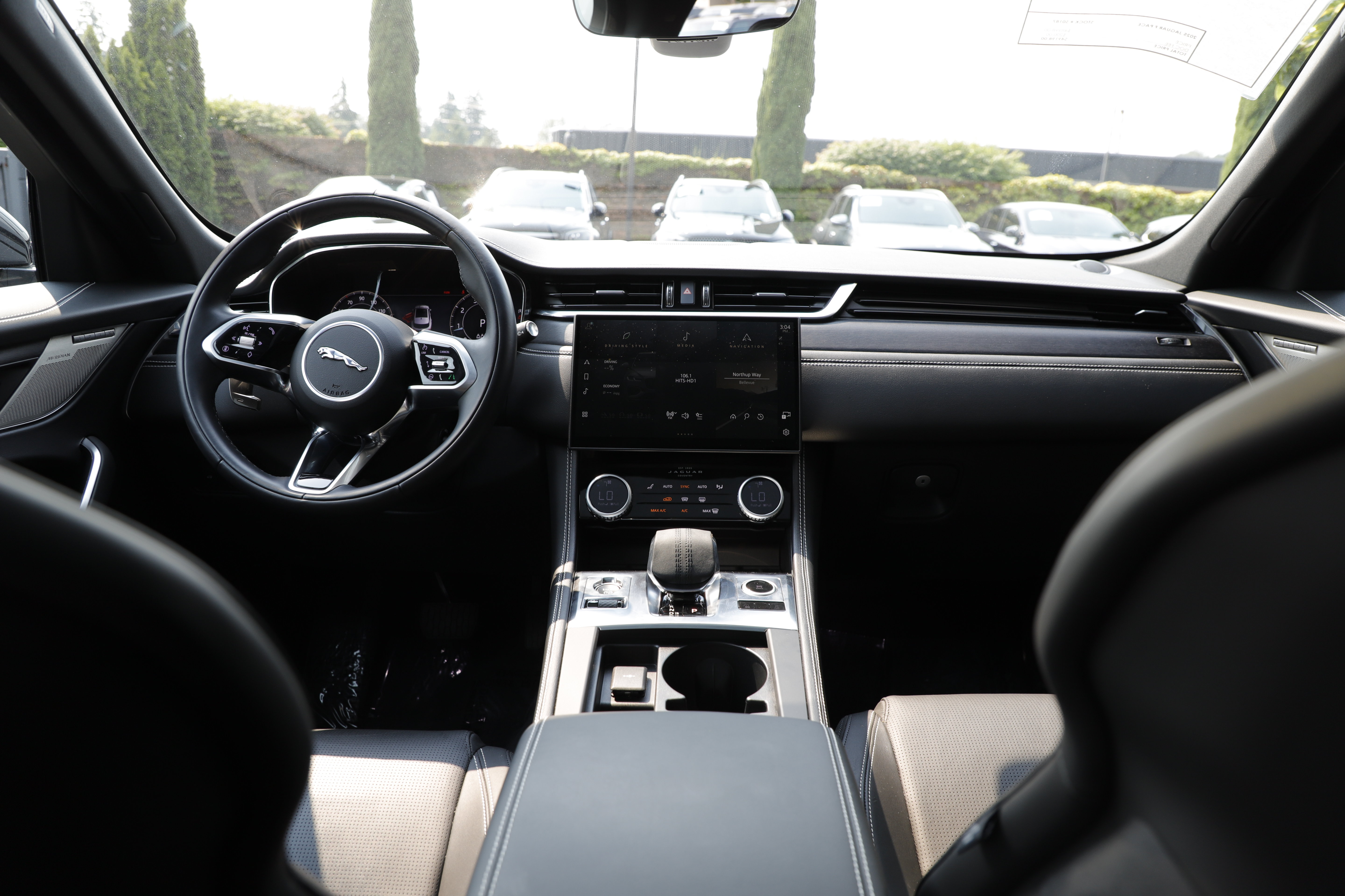 Certified 2025 Jaguar F-PACE R-Dynamic S AWD/4WD image 15
