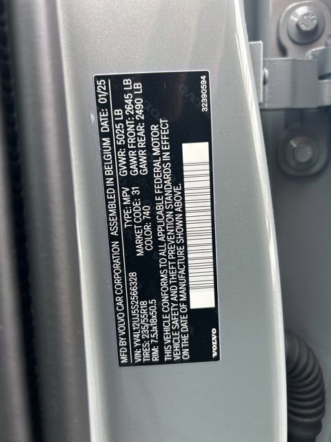 Certified 2025 Volvo XC40 B5 Core image 27